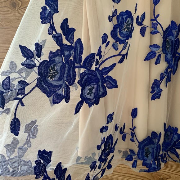 FLORAL EMBROIDERED SWING DRESS BEIGE BY ECI ROSES - Picture 5 of 8